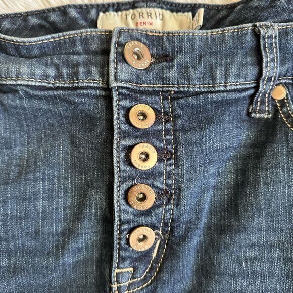 Torrid Jean Shorts Button Fly Womens Size 14 - Picture 3 of 5